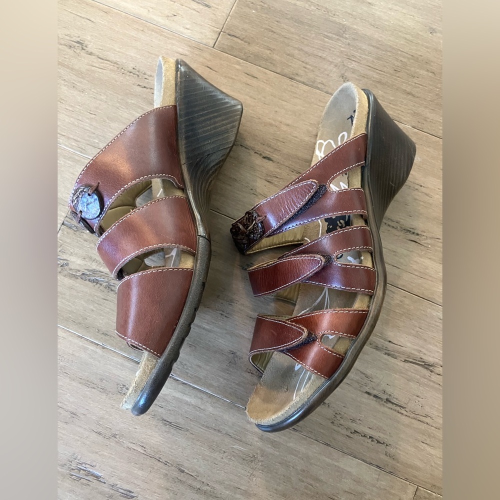 Romika European women’s slide brown leather heels. Button detail size 9